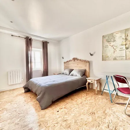 Au Pied De La Cite *